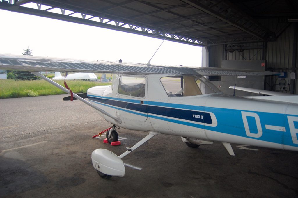 Cessna F152 im Hangar