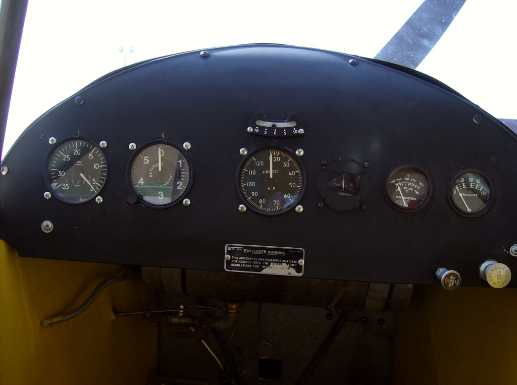 Cockpit  der Piper J3 Cub