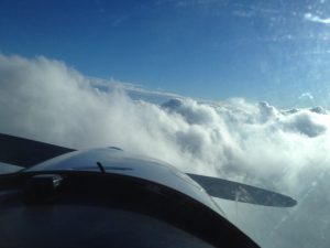 Ultraleichtfliegen über den Wolken