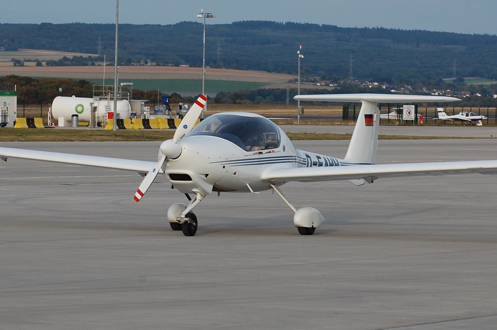 Diamond DA 20 Katana auf dem Rollfeld